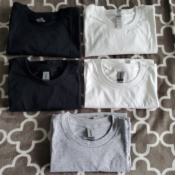 NWT 5 Adult Unisex Gildan Shirts - Picture 2 of 4